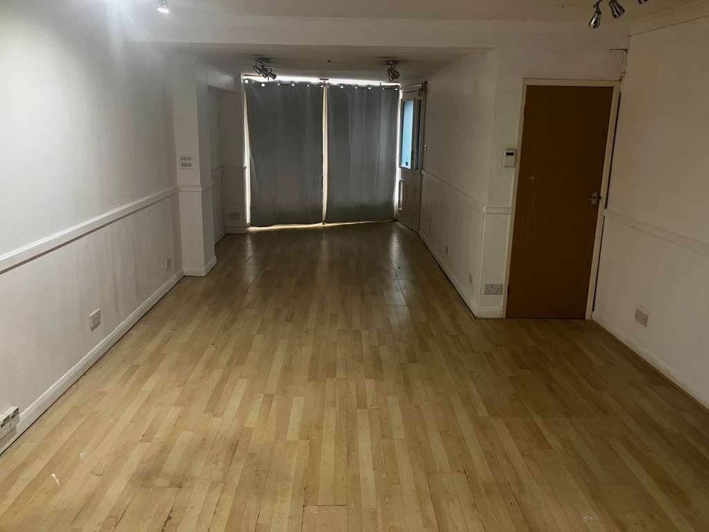 Lot: 27 - SHOP AND TWO-BEDROOM FLAT FOR INVESTMENT - Internal view of ground floor commercial unit